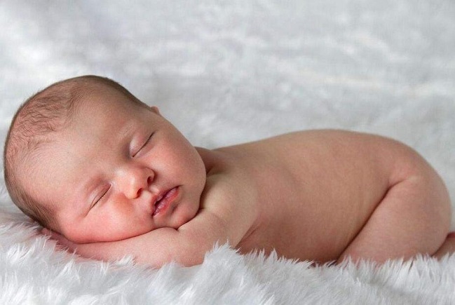 新生儿晚上不睡觉应该怎么办？