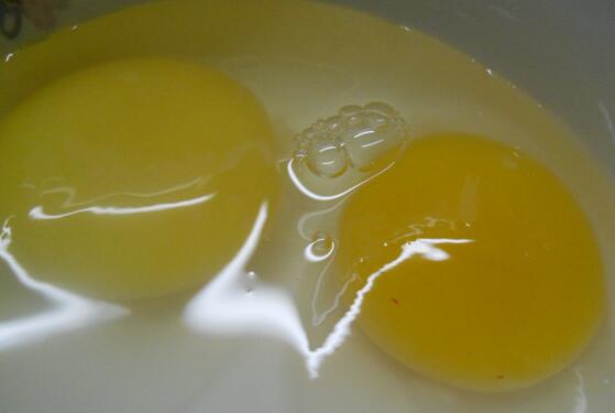 巧用鸡蛋清祛除妊娠纹