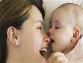 防止新生儿吃奶睡着的方法
