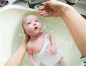 怎样给新生儿洗澡