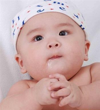 宝宝溢奶和吐奶不是一回事5种情况看医生