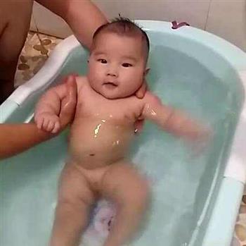 教你如何给新生儿洗澡