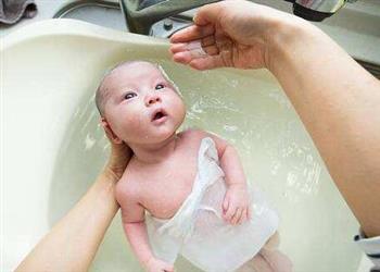 新生儿洗澡的4个实用招数