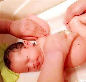 给新生儿洗澡应注意7个细节